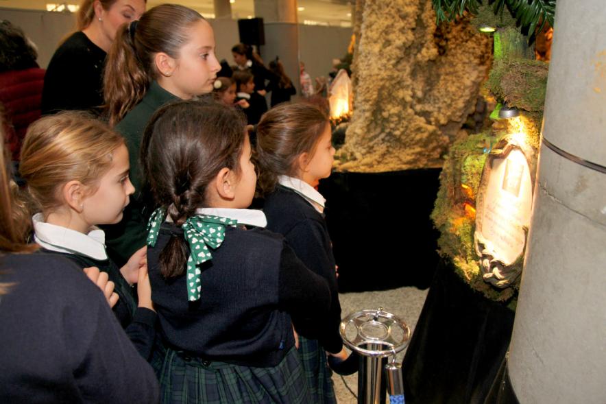 Inauguración Belén Municipal 2018 - Imagen de un grupo de  escolares viendo el Belén municipal.