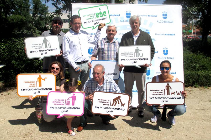 Día del Medio Ambiente - Bocadillos - Grupo de ciudadanos con sus mensajes medioambientales.
