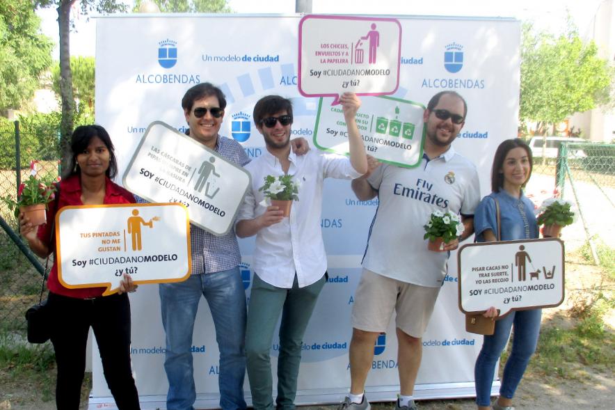Día del Medio Ambiente - Bocadillos -  Participantes con lemas solidarios.