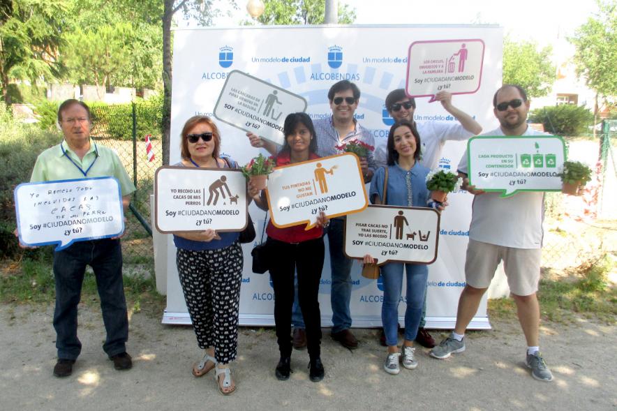Día del Medio Ambiente - Bocadillos - Participantes con lemas solidarios.