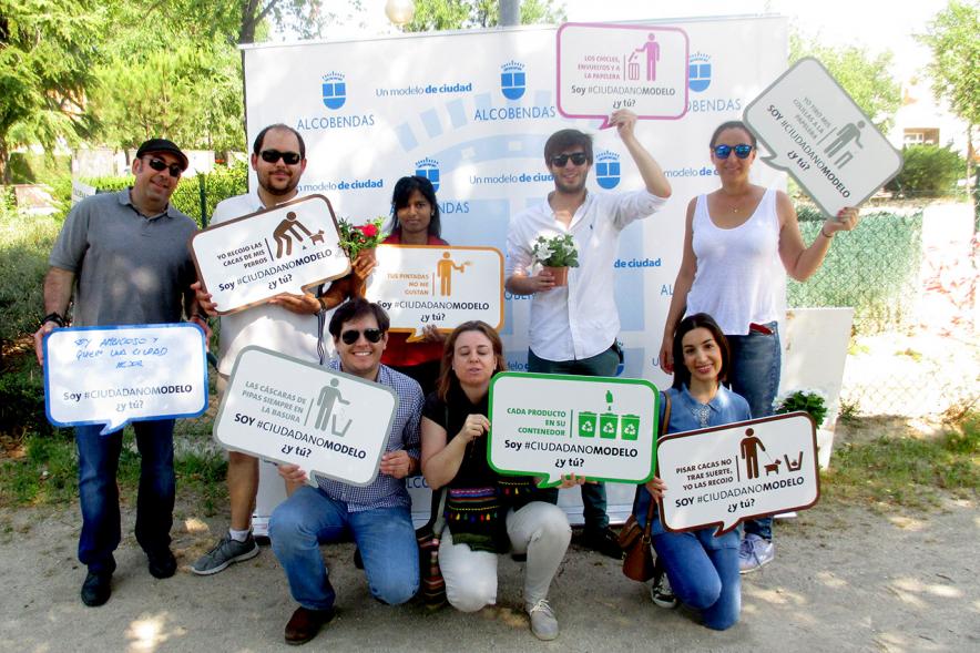 Día del Medio Ambiente - Bocadillos - Participantes con lemas solidarios.
