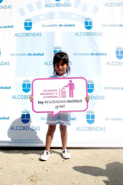 Día del Medio Ambiente - Bocadillos - Niña con lema solidario.