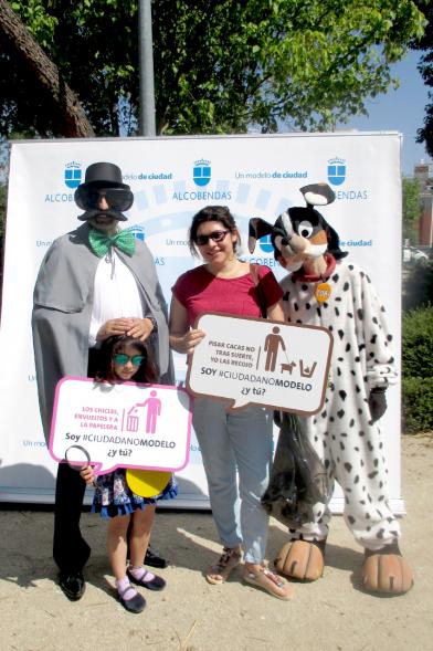 Día del Medio Ambiente - Bocadillos - Familia disfrazada con mensajes solidarios.