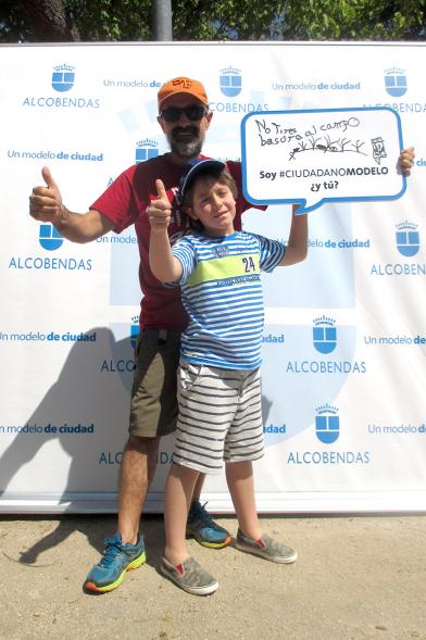 Día del Medio Ambiente - Bocadillos - Padre e hijo con su mensaje cívico.