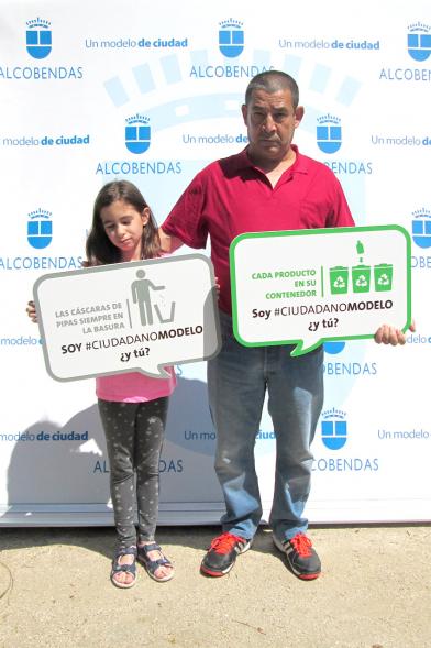 Día del Medio Ambiente - Bocadillos - Padre e hija con su mensaje cívico.