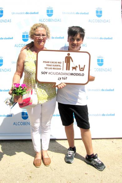Día del Medio Ambiente - Bocadillos - Madre e hijo con su mensaje cívico.