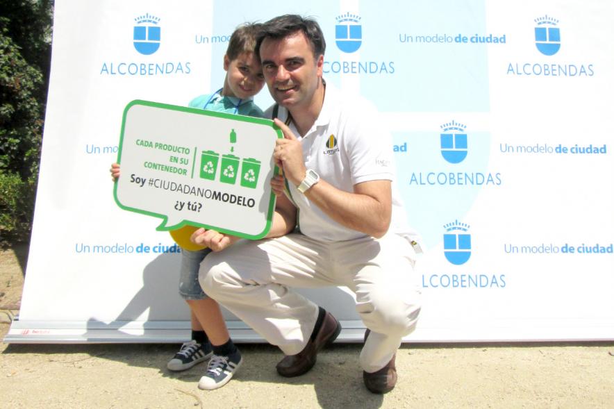 Día del Medio Ambiente - Bocadillos -  Padre e hijo con su mensaje cívico.
