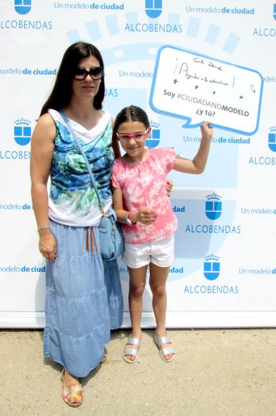 Día del Medio Ambiente - Bocadillos - Madre e hija con su mensaje cívico.