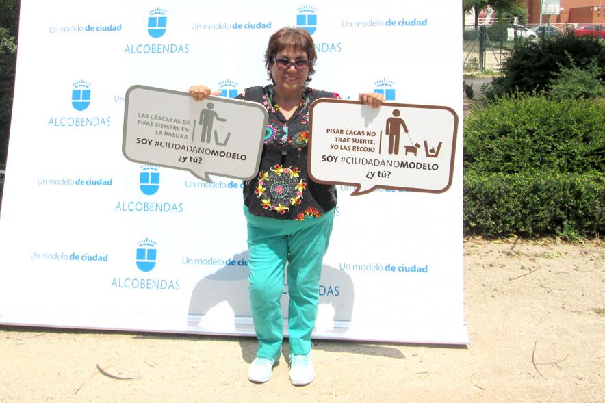 Día del Medio Ambiente - Bocadillos - Una señora con dos mensajes cívicos.