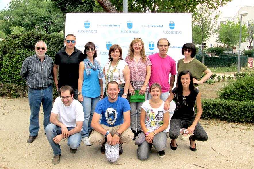 Día del Medio Ambiente - Bocadillos - Posado de  ciudadanos junto al cartel.