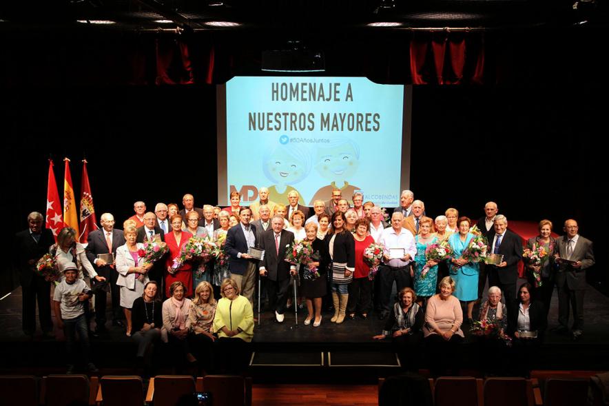 Homenaje Bodas de Oro 2017 - Imagen grupal de las autoridades y los homenajeados.