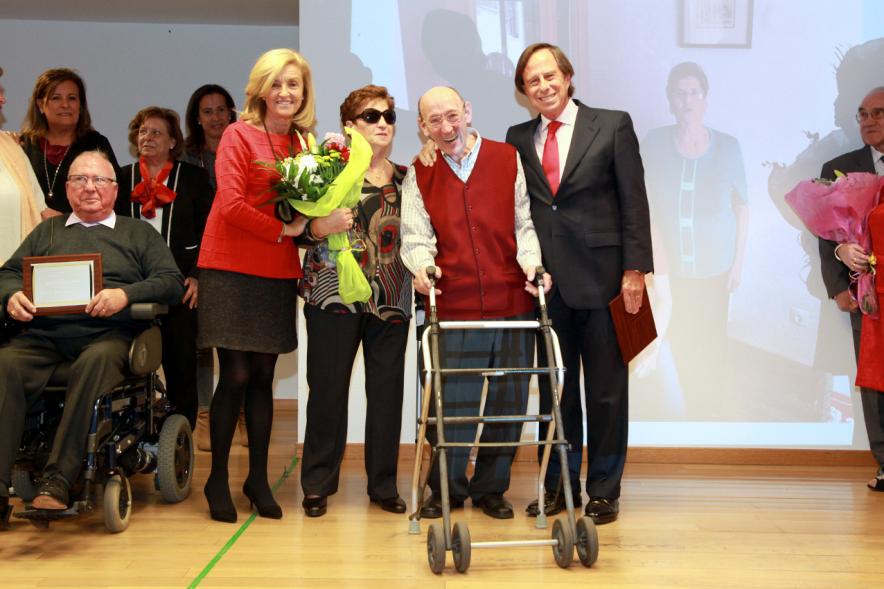 Homenaje a Mayores por sus Bodas de Oro 2016 - Imagen el alcalde García de Vinuesa junto con matrimonio de mayores que celebra sus bodas de oro.