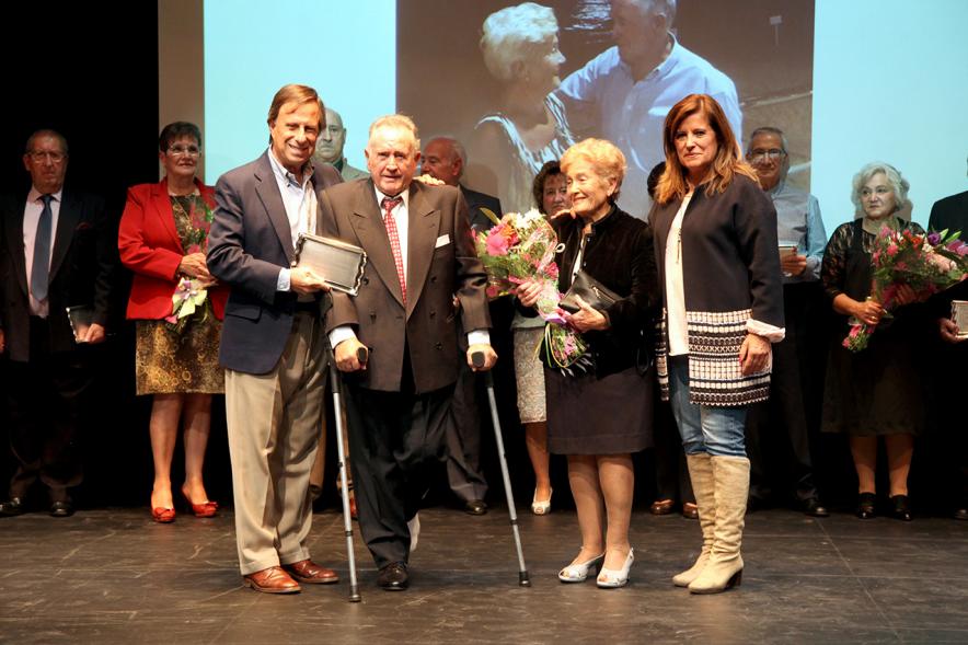 Homenaje Bodas de Oro 2017 - El alcalde con dos homenajeados.