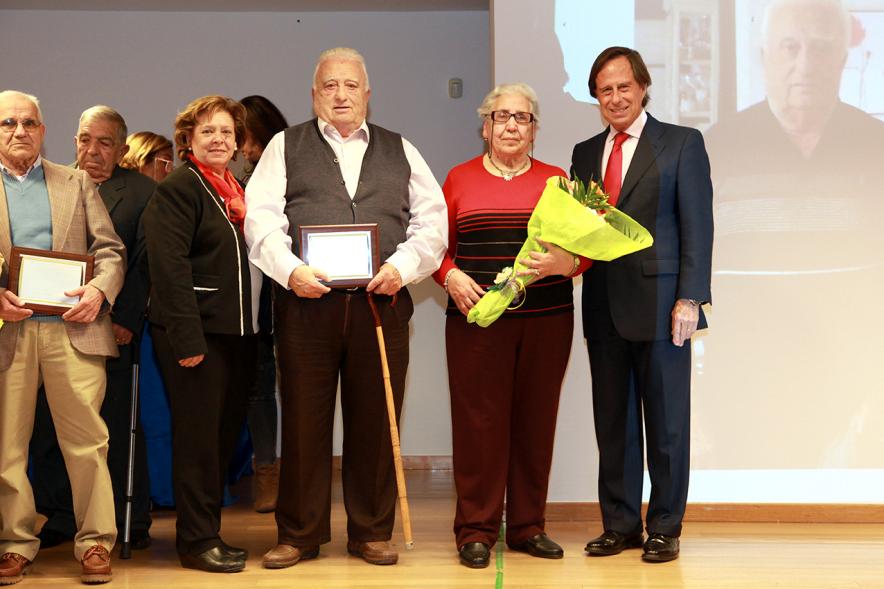 Homenaje a Mayores por sus Bodas de Oro 2016 - Imagen el alcalde García de Vinuesa junto con matrimonio de mayores que celebra sus bodas de oro.