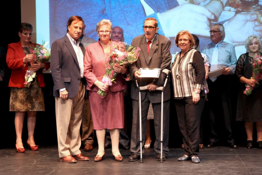 Homenaje Bodas de Oro 2017 - El alcalde con dos homenajeados.