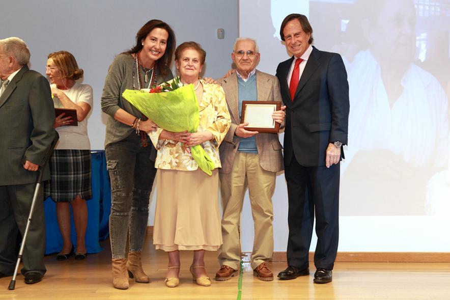 Homenaje a Mayores por sus Bodas de Oro 2016 - Imagen el alcalde García de Vinuesa junto con matrimonio de mayores que celebra sus bodas de oro.