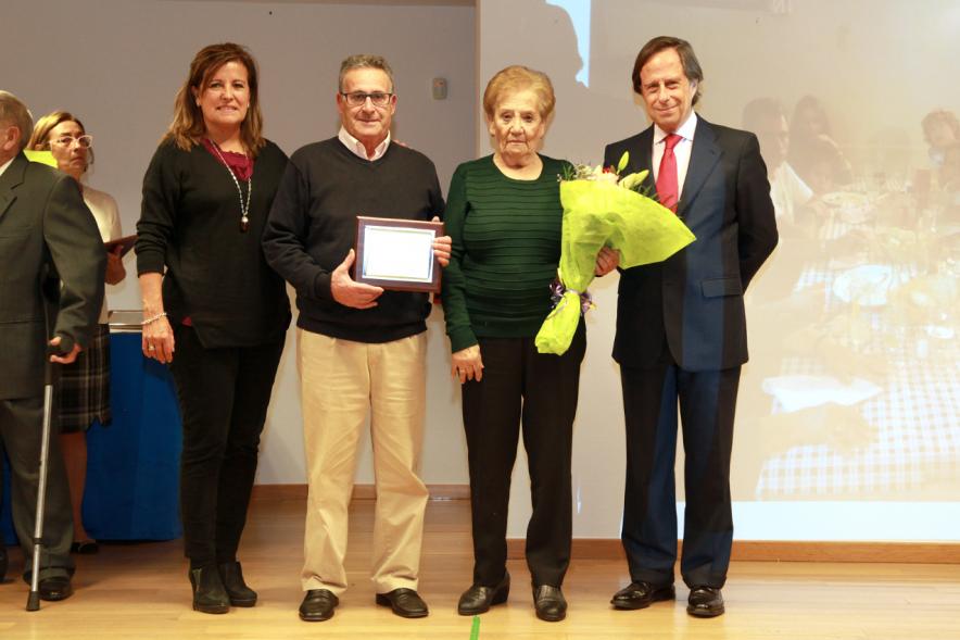 Homenaje a Mayores por sus Bodas de Oro 2016 - Imagen el alcalde García de Vinuesa junto con matrimonio de mayores que celebra sus bodas de oro.