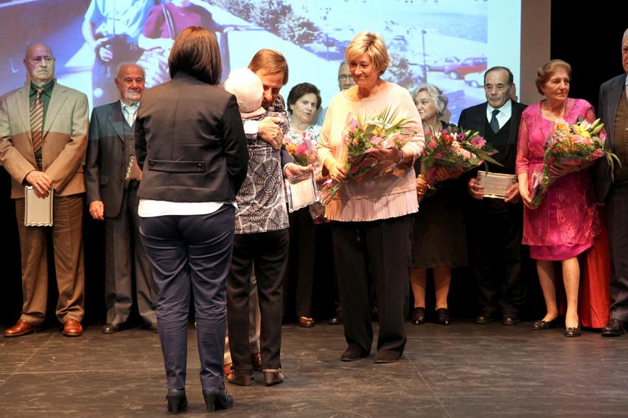 Homenaje Bodas de Oro 2017 - El alcalde abraza a los homenajeados. 