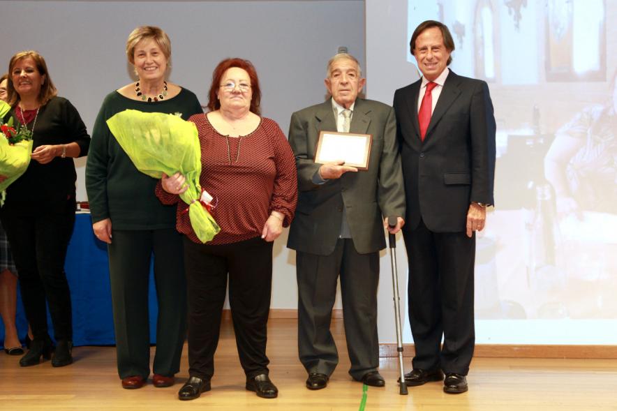 Homenaje a Mayores por sus Bodas de Oro 2016 - Imagen el alcalde García de Vinuesa junto con matrimonio de mayores que celebra sus bodas de oro.