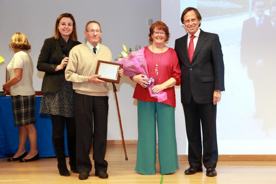 Homenaje a Mayores por sus Bodas de Oro 2016 - Imagen el alcalde García de Vinuesa junto con matrimonio de mayores que celebra sus bodas de oro.