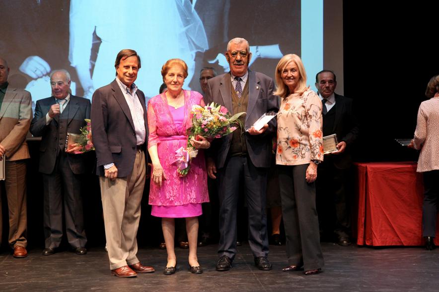 Homenaje Bodas de Oro 2017 - El alcalde con dos homenajeados.
