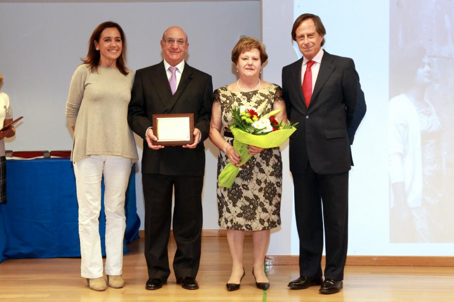 Homenaje a Mayores por sus Bodas de Oro 2016 - Imagen el alcalde García de Vinuesa junto con matrimonio de mayores que celebra sus bodas de oro.