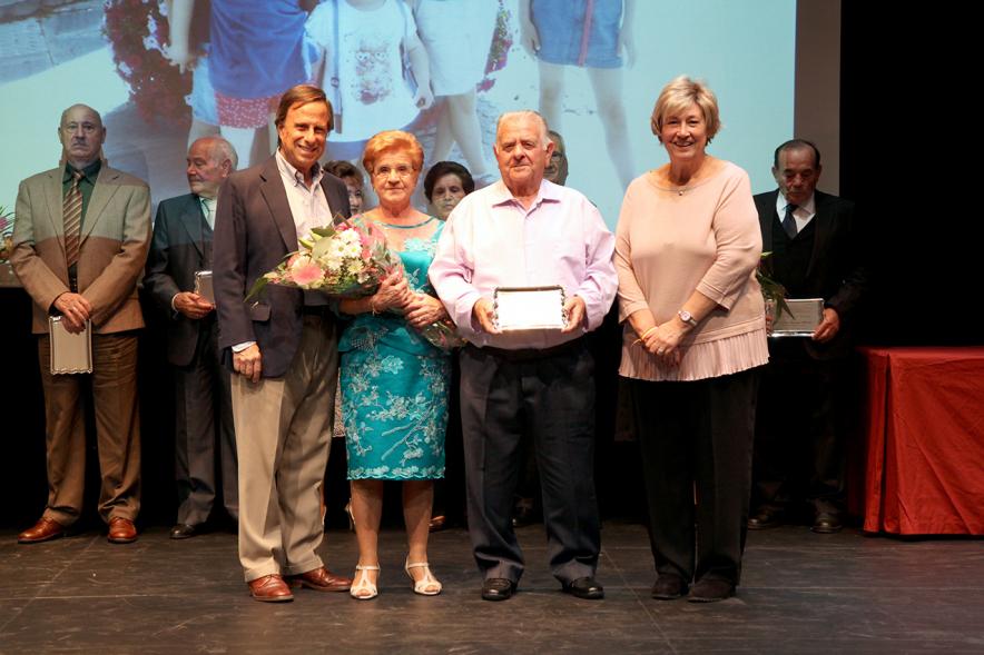 Homenaje Bodas de Oro 2017 -  El alcalde con los homenajeados.