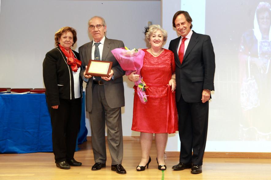 Homenaje a Mayores por sus Bodas de Oro 2016 - Imagen el alcalde García de Vinuesa junto con matrimonio de mayores que celebra sus bodas de oro.