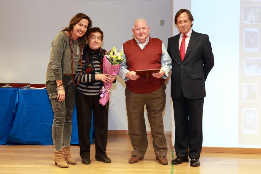 Homenaje a Mayores por sus Bodas de Oro 2016 - Imagen el alcalde García de Vinuesa junto con matrimonio de mayores que celebra sus bodas de oro.