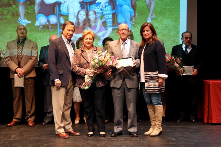 Homenaje Bodas de Oro 2017 -  El alcalde con los homenajeados.