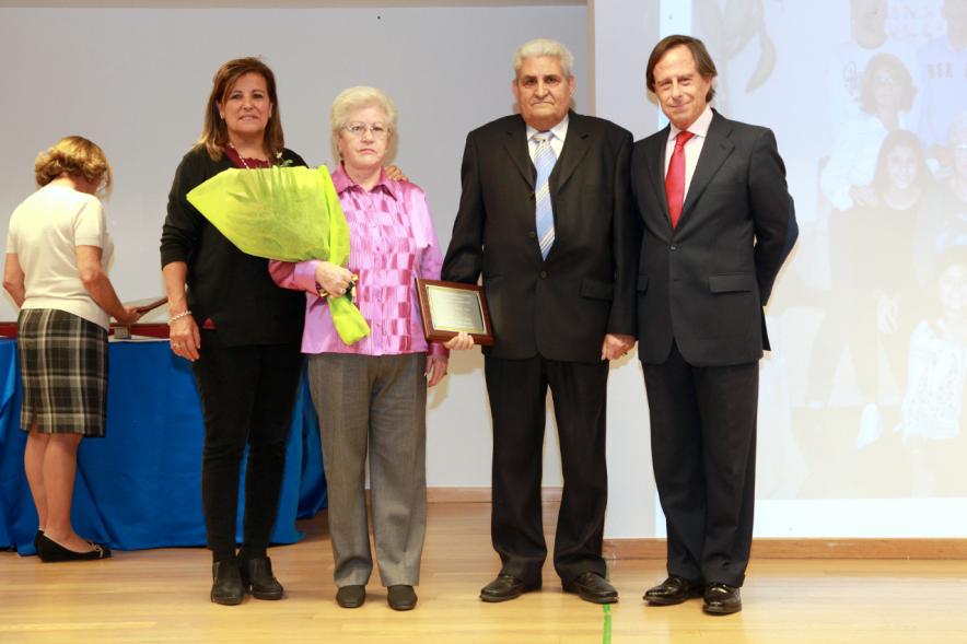 Homenaje a Mayores por sus Bodas de Oro 2016 - Imagen el alcalde García de Vinuesa junto con matrimonio de mayores que celebra sus bodas de oro.