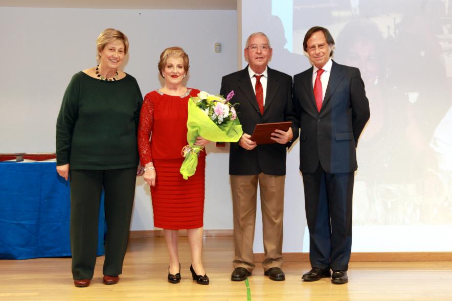 Homenaje a Mayores por sus Bodas de Oro 2016 - Imagen el alcalde García de Vinuesa junto con matrimonio de mayores que celebra sus bodas de oro.