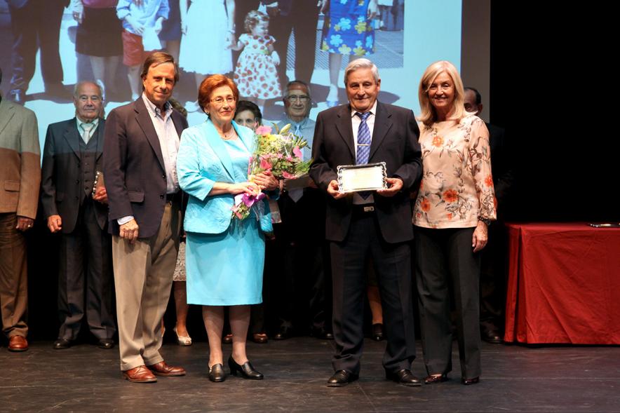 Homenaje Bodas de Oro 2017 -  El alcalde con los homenajeados.