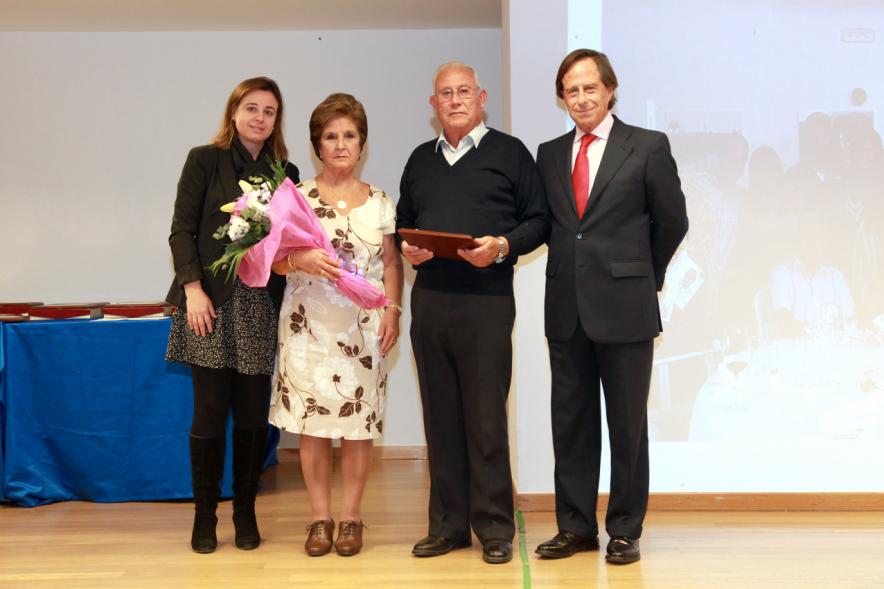 Homenaje a Mayores por sus Bodas de Oro 2016 - Imagen el alcalde García de Vinuesa junto con matrimonio de mayores que celebra sus bodas de oro.