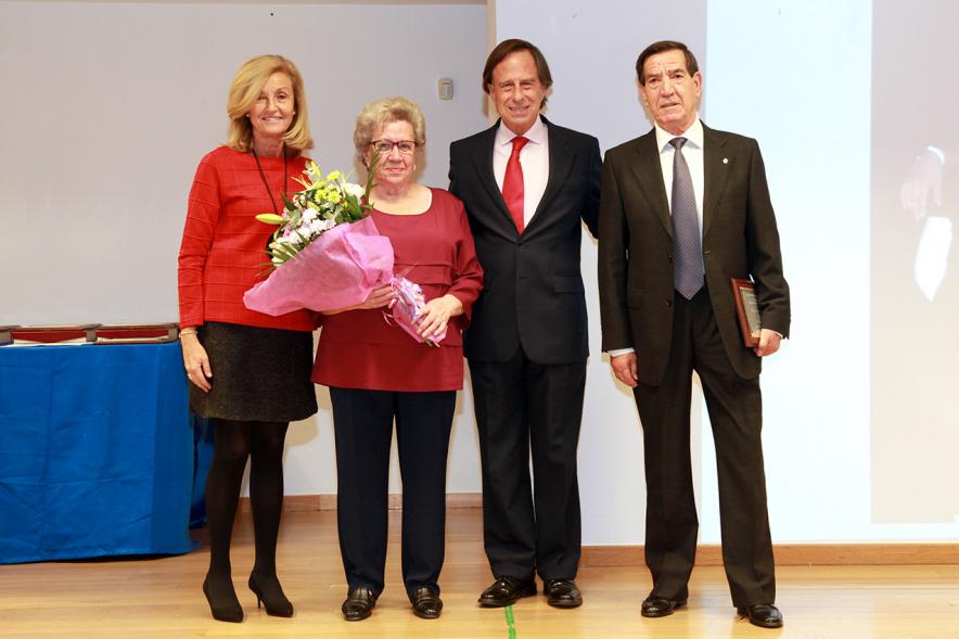 Homenaje a Mayores por sus Bodas de Oro 2016 - Imagen el alcalde García de Vinuesa junto con matrimonio de mayores que celebra sus bodas de oro.