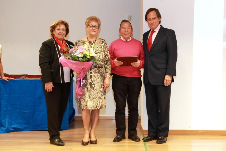 Homenaje a Mayores por sus Bodas de Oro 2016 - Imagen el alcalde García de Vinuesa junto con matrimonio de mayores que celebra sus bodas de oro.