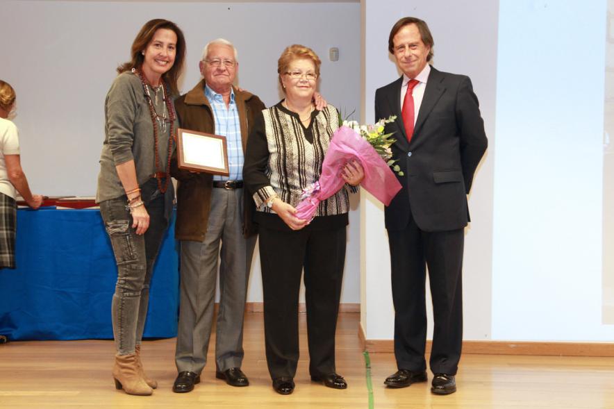 Homenaje a Mayores por sus Bodas de Oro 2016 - Imagen el alcalde García de Vinuesa junto con matrimonio de mayores que celebra sus bodas de oro.