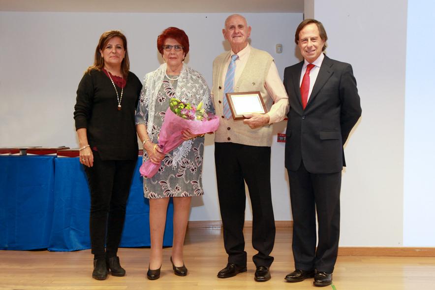 Homenaje a Mayores por sus Bodas de Oro 2016 - Imagen el alcalde García de Vinuesa junto con matrimonio de mayores que celebra sus bodas de oro.