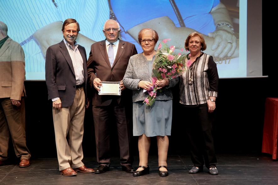 Homenaje Bodas de Oro 2017 - El alcalde con los homenajeados.