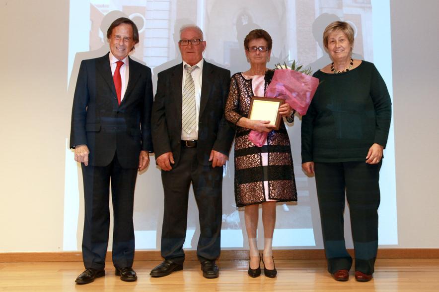 Homenaje a Mayores por sus Bodas de Oro 2016 - Imagen el alcalde García de Vinuesa junto con matrimonio de mayores que celebra sus bodas de oro.