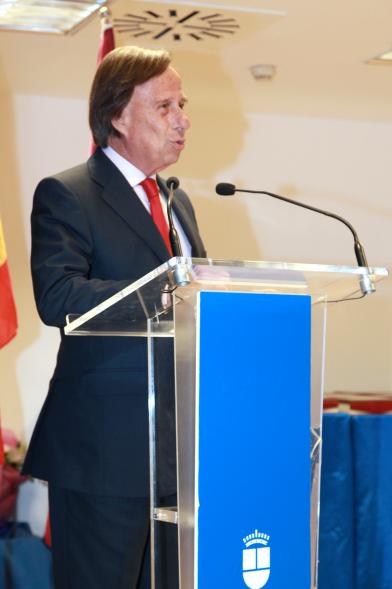 Homenaje a Mayores por sus Bodas de Oro 2016 - Imagen el alcalde García de Vinuesa dirigiéndose al público asistente. 