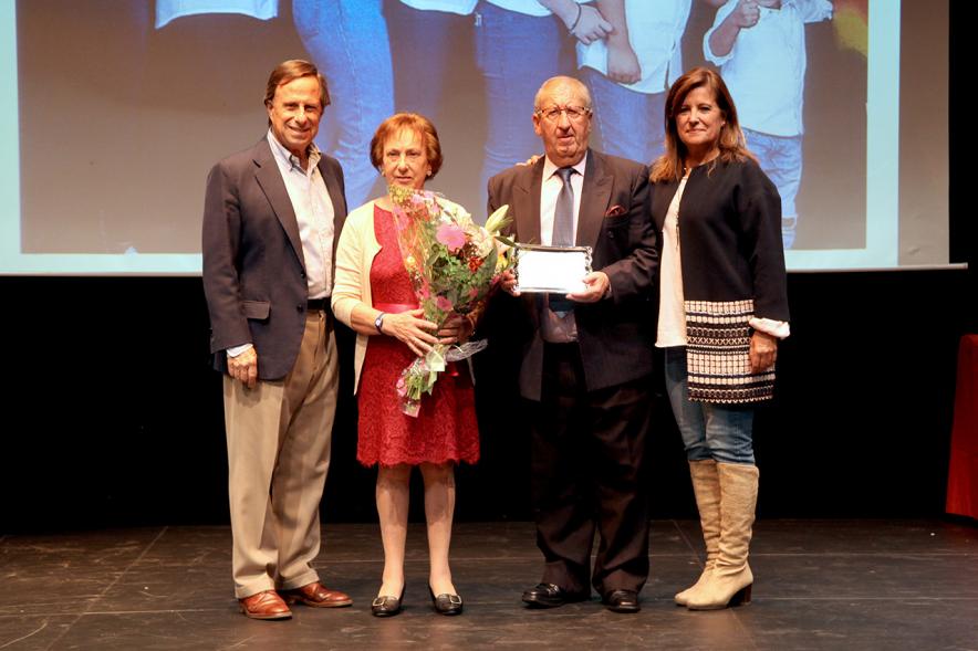 Homenaje Bodas de Oro 2017 -  El alcalde con los homenajeados.