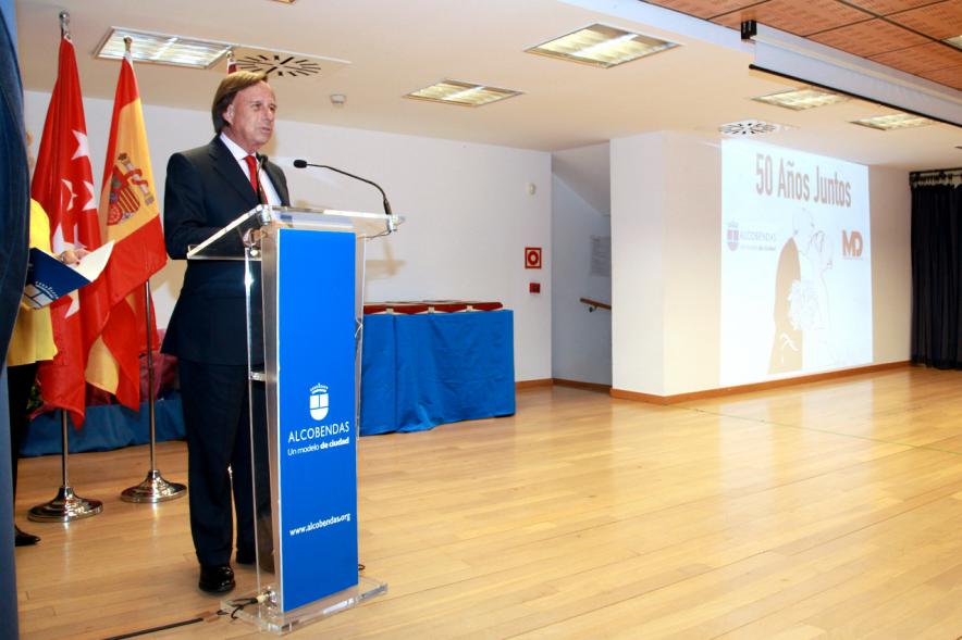 Homenaje a Mayores por sus Bodas de Oro 2016 - Imagen el alcalde García de Vinuesa dirigiéndose al público asistente. 