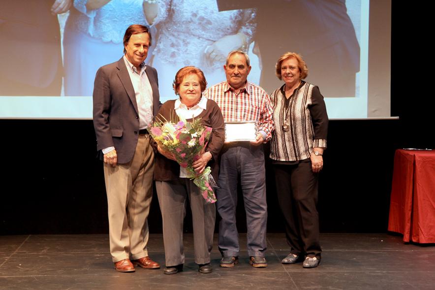 Homenaje Bodas de Oro 2017 -  El alcalde con los homenajeados.