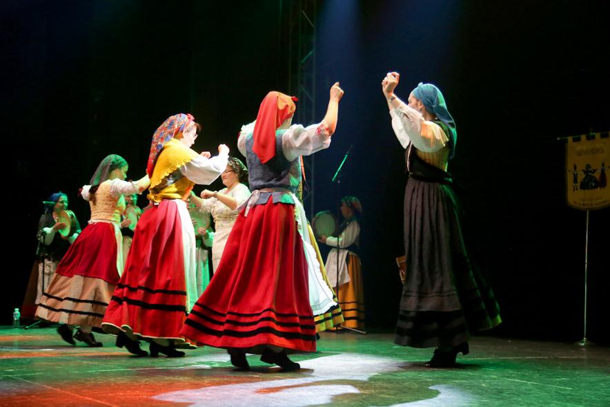 Fiesta del Bollu 2018 -  Imagen de un grupo de danza asturiano en un momento de su actuación.