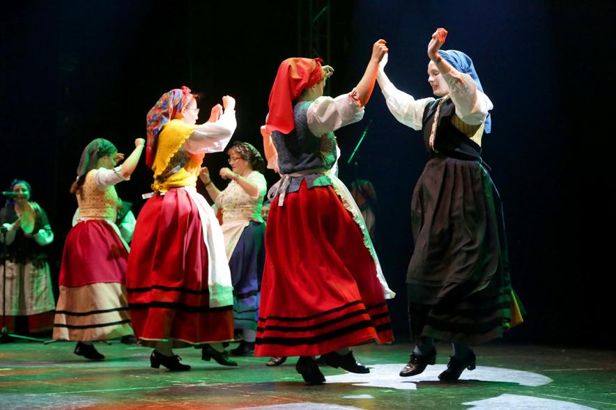 Fiesta del Bollu 2018 -  Imagen de un grupo de danza asturiano en un momento de su actuación.