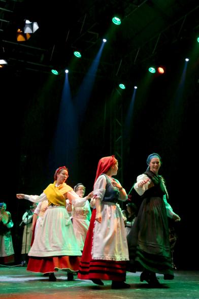 Fiesta del Bollu 2018 -  Imagen de un grupo de danza asturiano en un momento de su actuación.