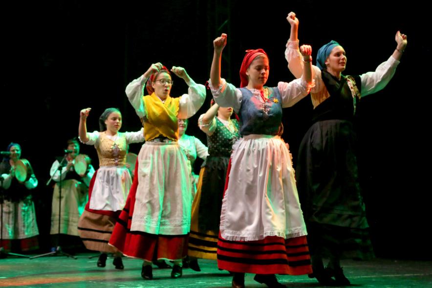 Fiesta del Bollu 2018 - Imagen de un grupo de danza asturiano en un momento de su actuación.