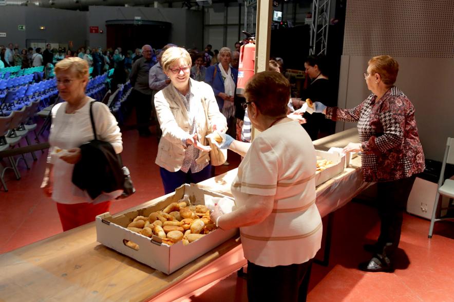 Fiesta del Bollu 2018 - Imagen de mujeres repartiendo bollus al público asistente.