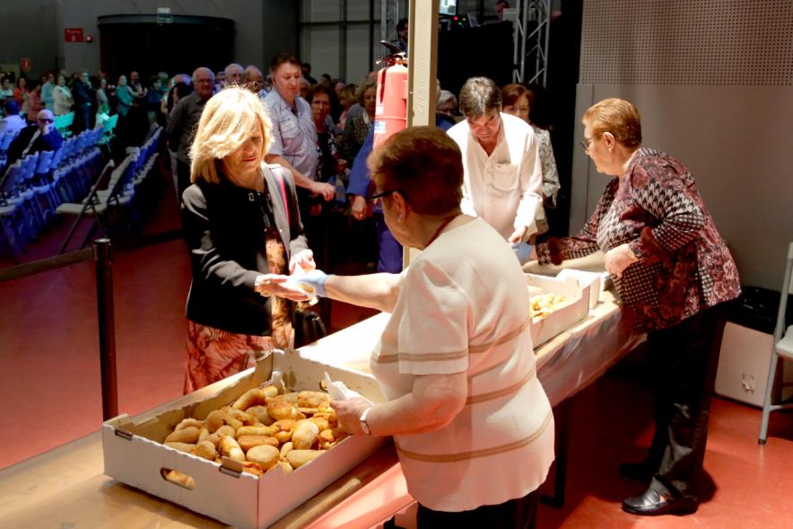 Fiesta del Bollu 2018 - Imagen de mujeres repartiendo bollus al público asistente.